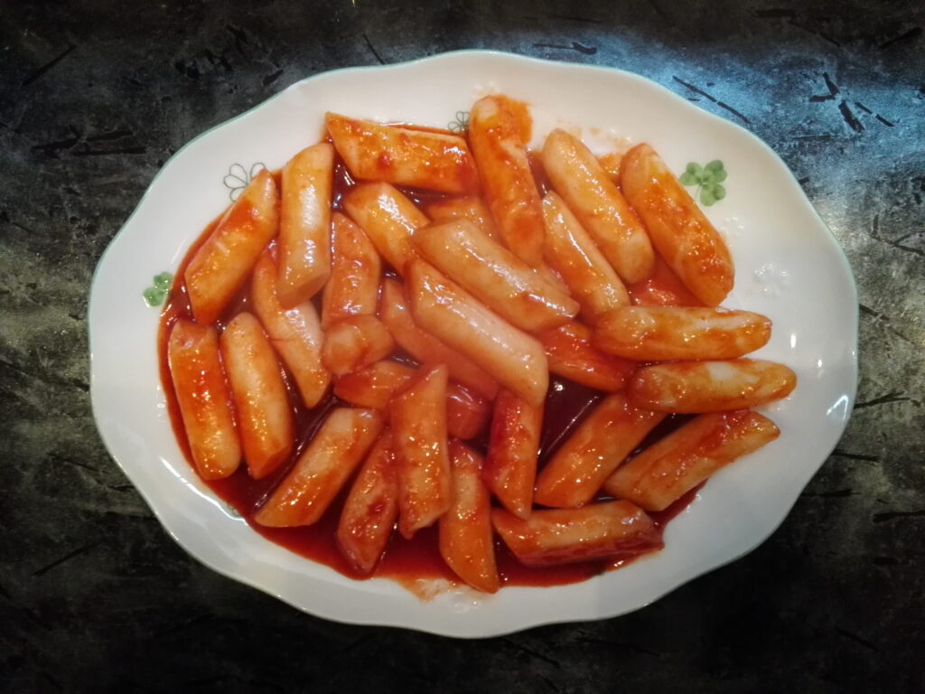 トッポギ（餅の甘辛炒め）／TOPPOGI（Stir-fried sweet and spicy rice cake）