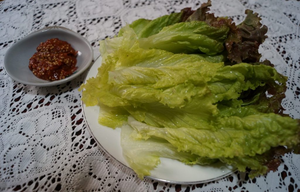 サニーレタス（サンチュ、チシャ菜ほか）と甘辛みそ／Lettuce and sweet & spicy miso